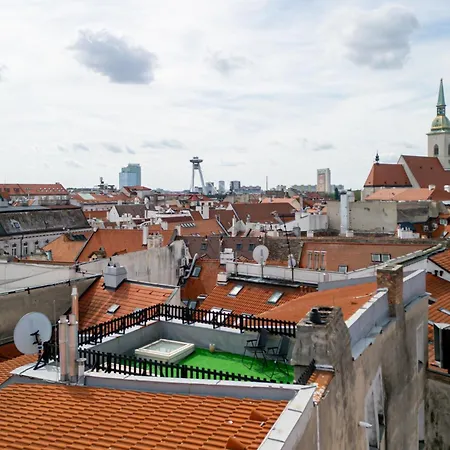 Arya - Spacious Penthouse Duplex With Rooftop Patio In The Main Square דירה ברטיסלאבה