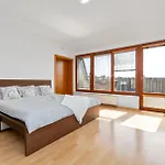 Spacious Center Penthouse & Private Rooftop Terrace דירה *
