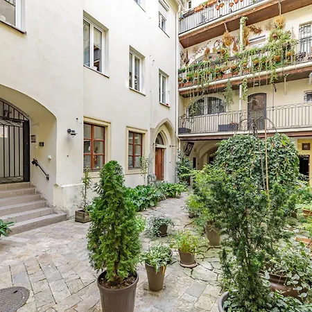 Spacious Center Penthouse & Private Rooftop Terrace * ברטיסלאבה