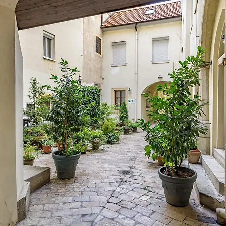 Daire Spacious Center Penthouse & Private Rooftop Terrace